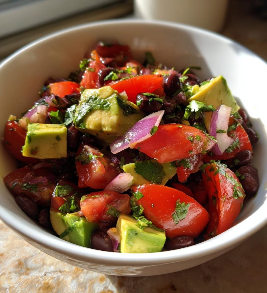 Bønnesalat med avocado og tomat