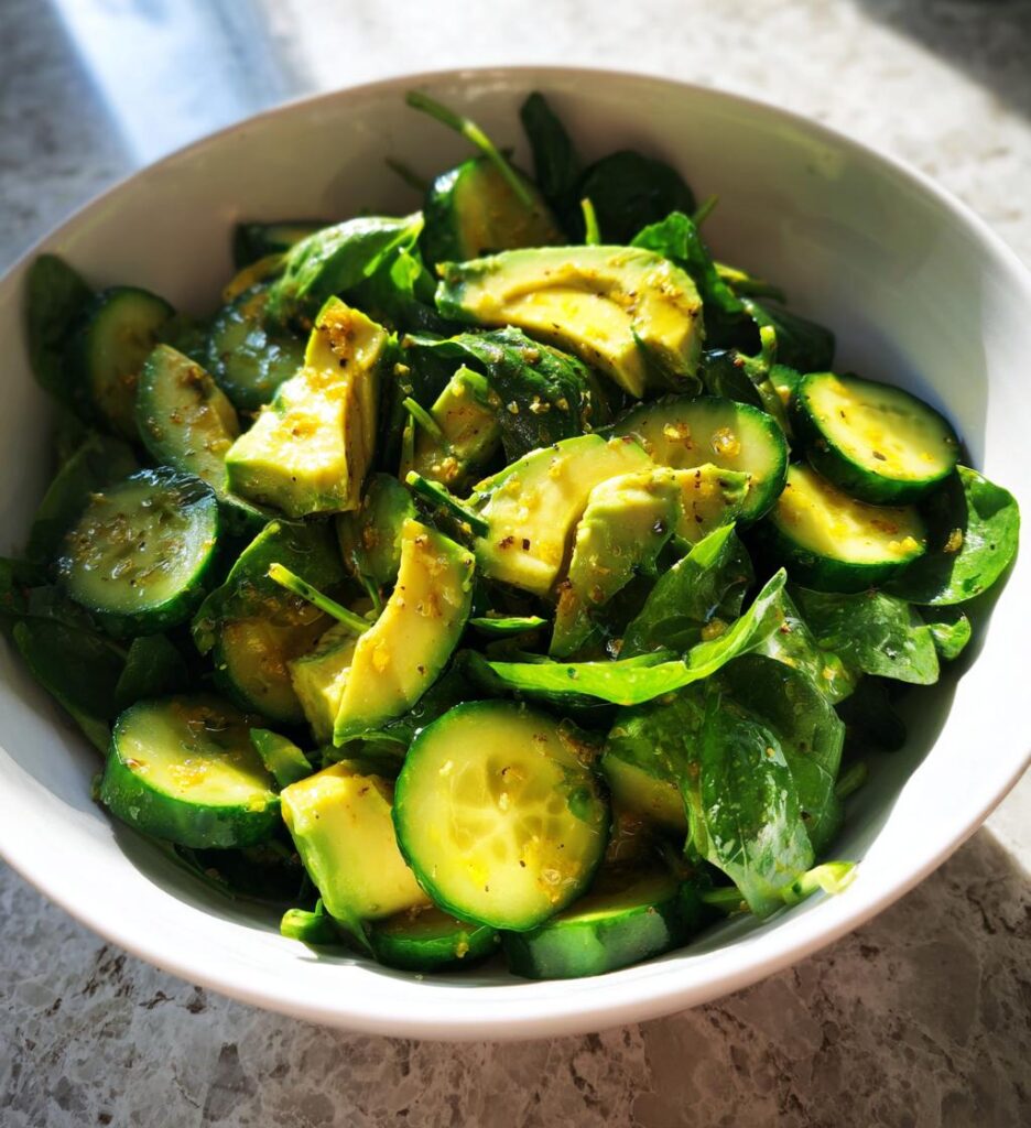 Frisk grøn salat med avocado og agurk