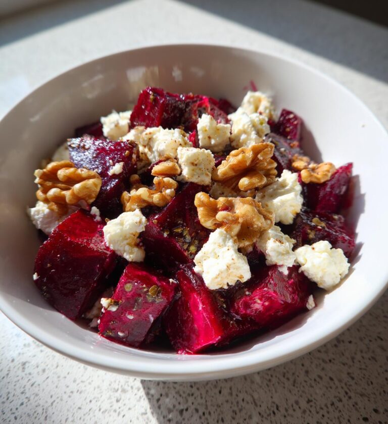 Rødbedesalat med feta og valnødder
