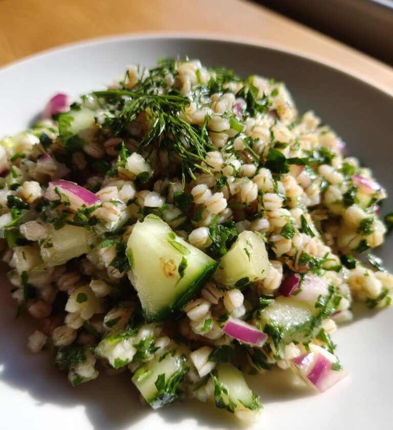 frisk salat med perlebyg og urter, nordisk smag