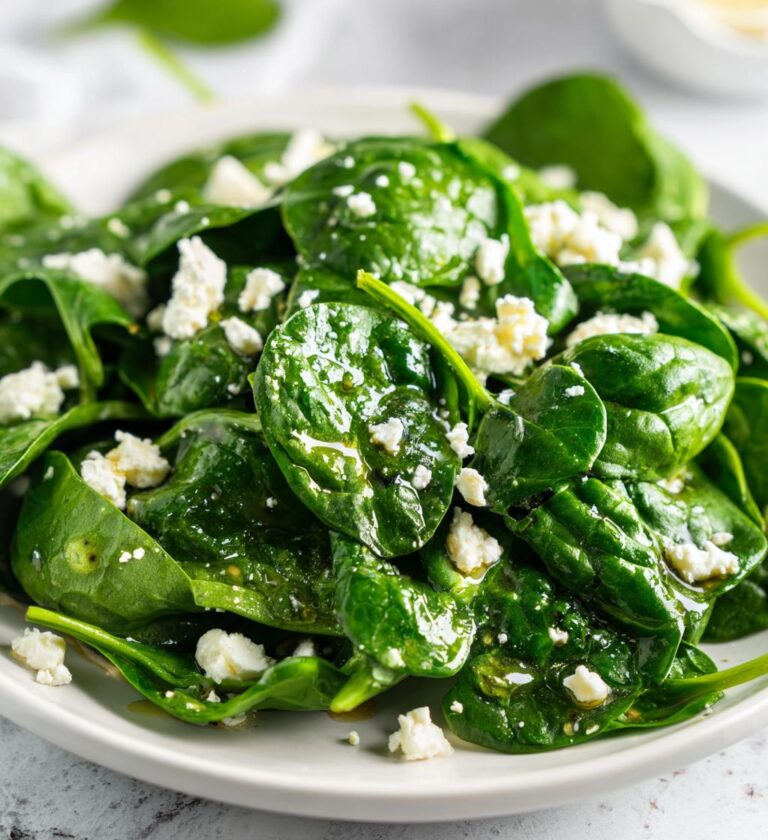 let salat med spinat, feta og citron, frisk tilbehør